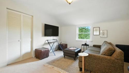 Group Stay Near DC 2BR w Yard on Arlington Blvd - Foto 2