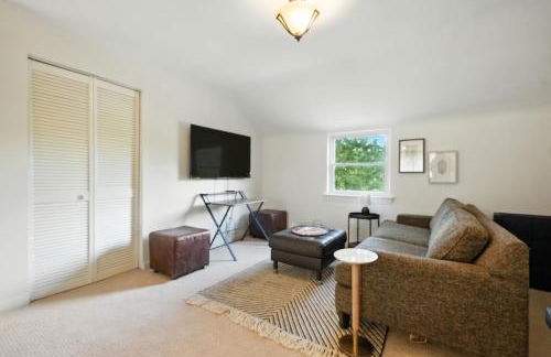 Group Stay Near DC 2BR w Yard on Arlington Blvd - Photo 2