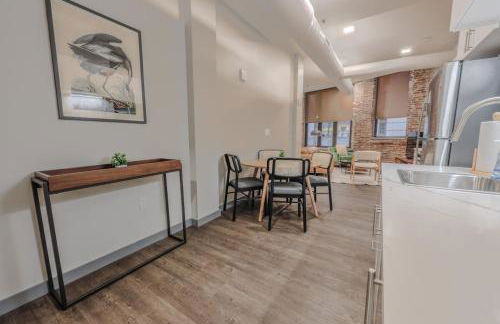 Stylish Downtown 2 Bedroom - Photo 3