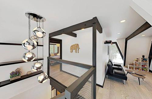 Modern Gambrel Cabin Near Ski Resorts - Photo 14