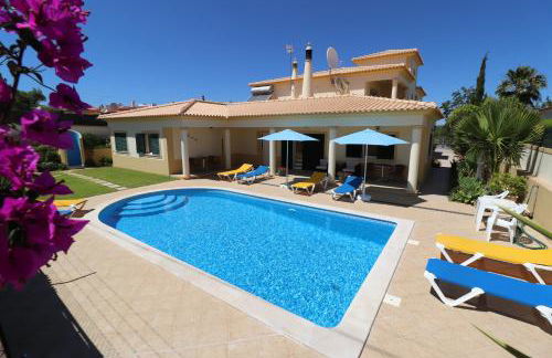 VILLA EBER - independent 1 & 2 bedroom apartments, pool, air con, fast Wi-Fi, near old town of Albufeira and beaches - Foto 1
