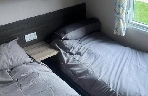 Caravan- Sleeps 6 2 Bedrooms - Thurston Manor - Photo 5