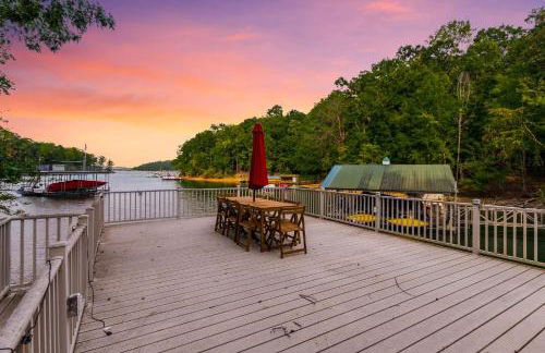 4bd Waterfront House in Lake Lanier with HotTub, FirePit, Wifi, Ping Pong and 2 Kaya - Foto 1