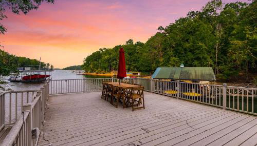 4bd Waterfront House in Lake Lanier with HotTub, FirePit, Wifi, Ping Pong and 2 Kaya - Foto 1