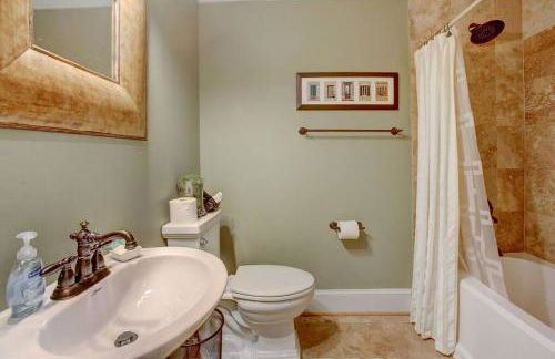 Close to Downtown, 11-Person Swim Spa-Hot Tub, 75" TV 4 Movie Nights, Spacious, Walk To Restaurants, Ping Pong - Foto 12