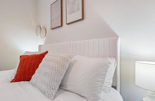 Spacious 6 bed Bentonville House, Sleeps 12, Smart TVs, Wi-Fi - Foto 15