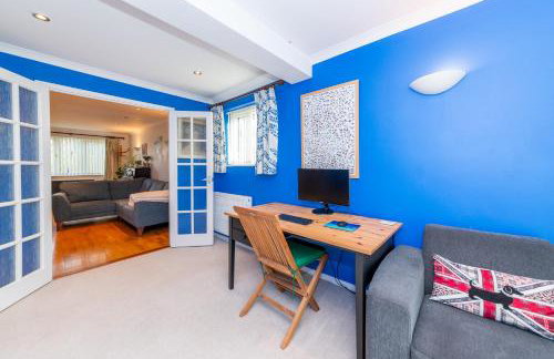 Cosy 3 Bedroom House near River Thames - Pass the Keys - Photo 18