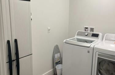 Luxury 2 Bed 2 Bath Waterfront Condo with Patio Sunsets Gym and Parking - Foto 55