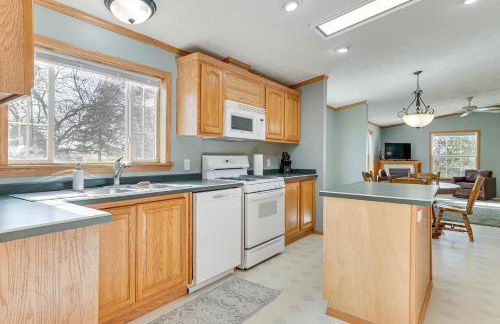 8 Mi to Dtwn Rochester Peaceful Home with Deck! - Foto 10