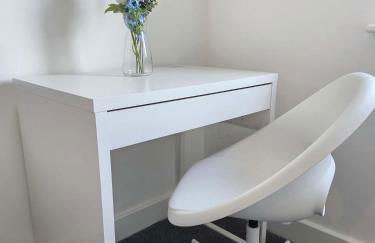 Modern 2-Bed House 10-min to Leeds City Centre - Photo 13