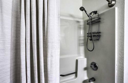 Quaint Couples Escape Pool, Near Lake Erie! - Foto 16