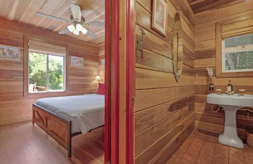 Cozy Riverfront Cabin Just Steps to the Russian River with Beach Access & Wood Stove - Foto 17