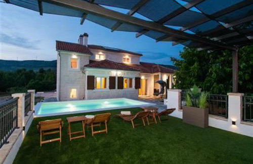 Whitestone Villa - Photo 2