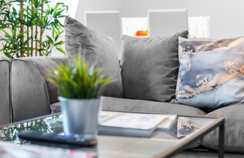 Modern Two Bed Apartment - Balcony & Parking - Netflix 8MC - Foto 12