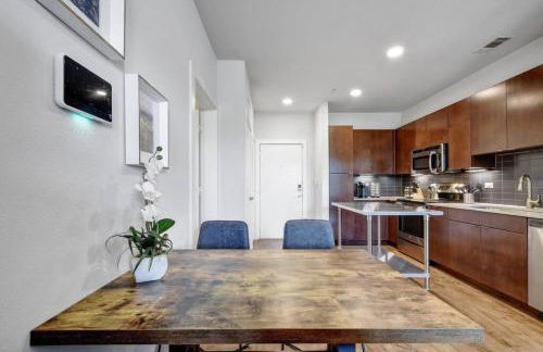 Charming Apartment in Southtown Wifi Pool Gym - Photo 17