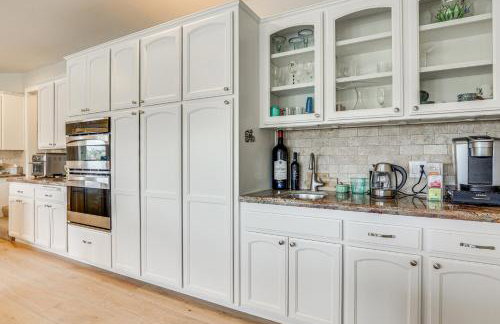 San Marcos Getaway with Deck and Lake Views! - Foto 13