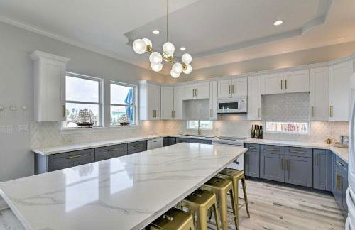 Walk to Crystal Beach Chic Family Retreat with Deck - Foto 9