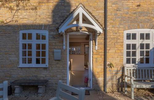 Jasmine Cottage - 2 Bedroom in Heart of Bourton! - Photo 2