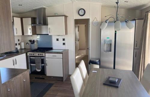 2 Bed, 2 Bath Lodge Style Caravan with Hot Tub & Private Garden at Patrington Haven Leisure Park - Foto 13