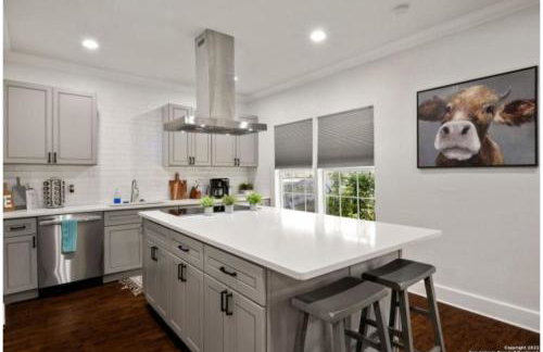 Experience Serenity in a 4BR3BA Downtown Home - Foto 11