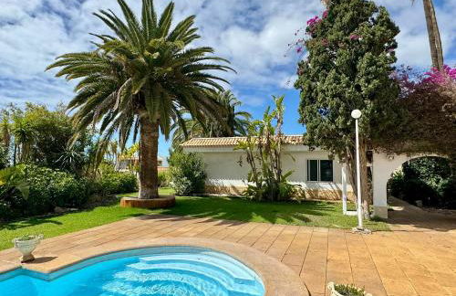 Villa Casa Lilo, en jardin grande,con una gran piscina, con pérgola y barbacoa - Foto 12