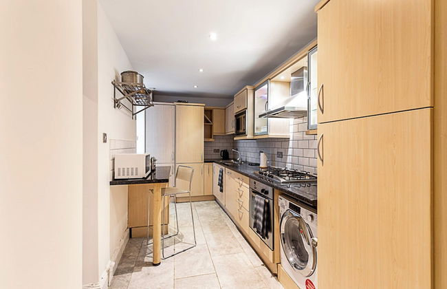 Charming Kensington Apartment - Photo 9