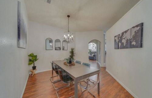 Deluxe Poolside Home, Modern 5BR with Gaming Room - Foto 15