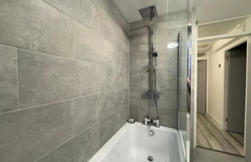 Stylish 2BR, Fast Wifi with balcony - Photo 4