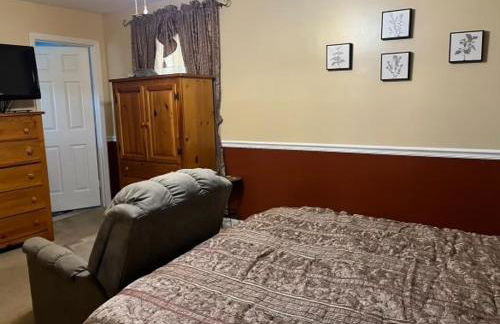 3-Bedroom Retreat with Private Yard - Photo 4