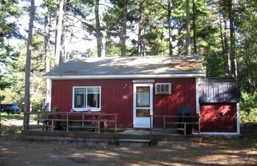 Dog-Friendly Lakeside Cabin Rental with Private Beach in Brownfield, Maine - Foto 1