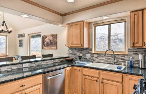 Alaskan Mountain Gem with Private Hot Tub and Gym! - Foto 9