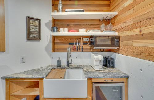 Enchanting Escape with Hot Tub, Decks and Views! - Foto 20