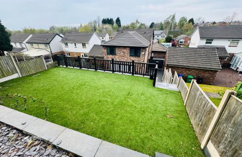 Luxury 5BR Stay With City Access - Photo 18