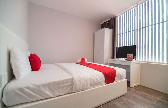 RedDoorz Plus near Tan Dinh Market 2 - Photo 13