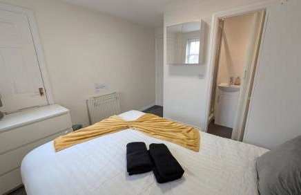 Large Modern House With Private Parking - Photo 138