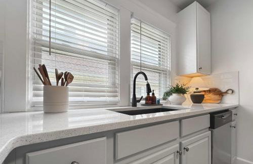 Chic Lakeside Retreat Steps from the Beach - Foto 19