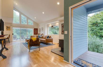 Forest Front Home w Fire Pit Mins to Beaches Wineries Trails Cedarview Retreat by AvantStay - Foto 11