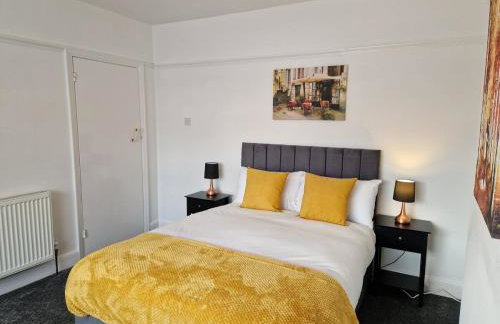 Stylish 4BR House, Sleeps 7, High-Speed Wi-Fi, Long Stay Friendly - Foto 22