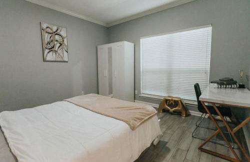 Beautiful Updated Home with Pool - Foto 16