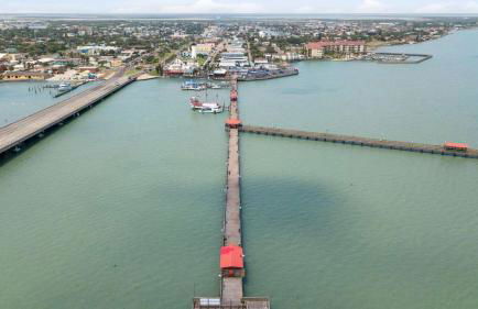 Charming 1BR Waterfront Retreat with Private Patio - Foto 26