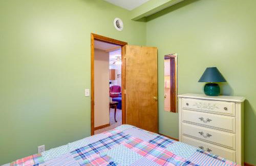 Cozy Cottage with Sunroom - Walk to Higgins Lake! - Foto 18