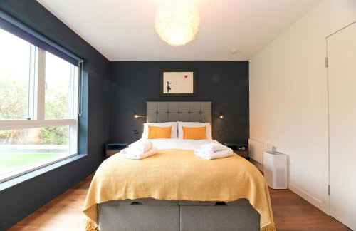 Architect-Designed Luxury Retreat 3BR Chessington - Pass the Keys - Photo 20