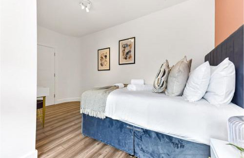 Stylish and Family Friendly 3 Bedroom Apartment - Photo 19