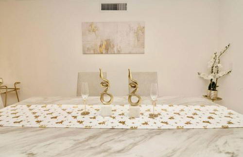 Luxury Oasis Getaway w/pool 15 mins from beach - Foto 48