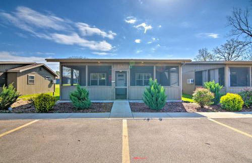 Resort Cabin with Nearby Pool and Lake Access! - Foto 19