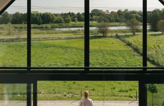 Rumiane pola - stodoła na Mazurach z widokiem na jezioro - Foto 21