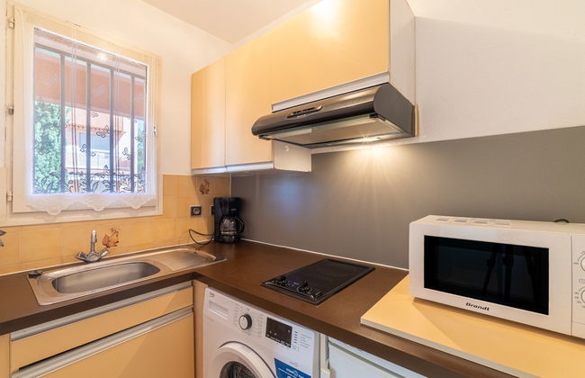 2 bedroom Apartment in Bormes-les-Mimosas with garden and terrace - Photo 9