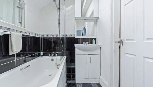 Spacious 3BR House -Sleeps 7 - Contractor Friendly - Foto 5