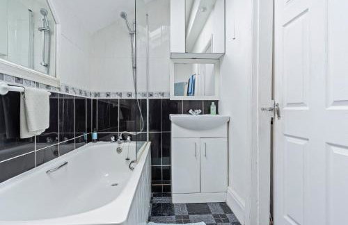 Spacious 3BR House -Sleeps 7 - Contractor Friendly - Foto 5