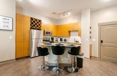 Stylish 1BR Uptown Apartment - Photo 19